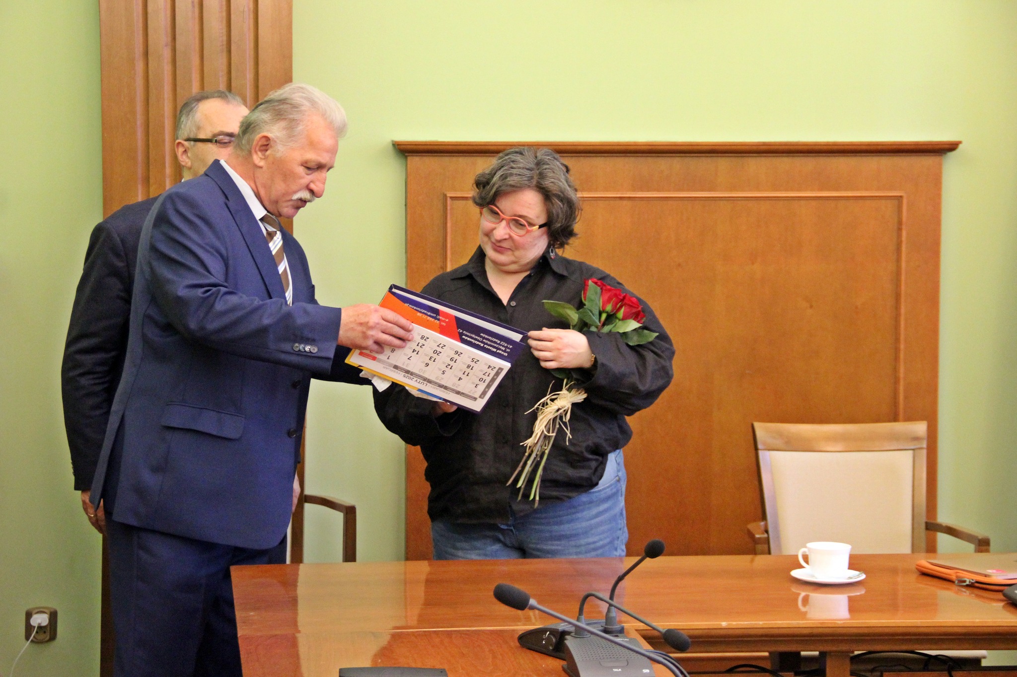 Wręczenie kwiatów i kalendarza pani dr Beacie Piecha – van Schagen